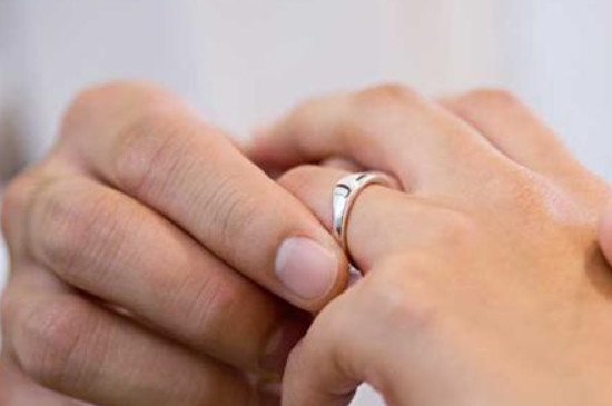 女生在左手食指上戴戒指,寓意未婚,具体的情感状况尚未明确,可以是
