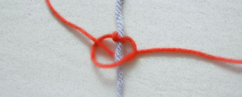 活结编织伸缩结需要另外一根绳子,红绳编好后,将两端的绳子交叉用另外