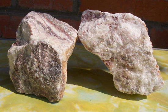 绿松石半生矿是什么