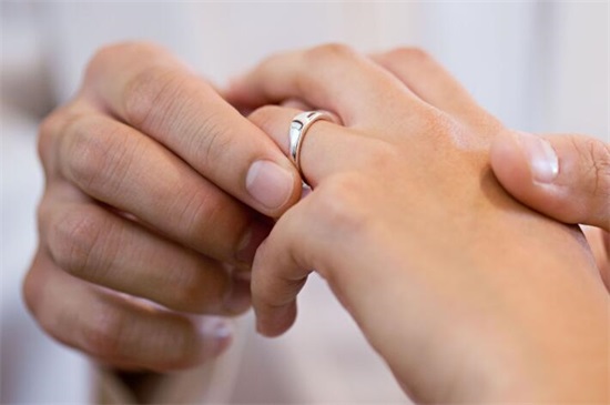 结婚的带戒指带那个手指