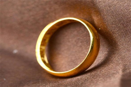 女人戴素圈戒指的意义