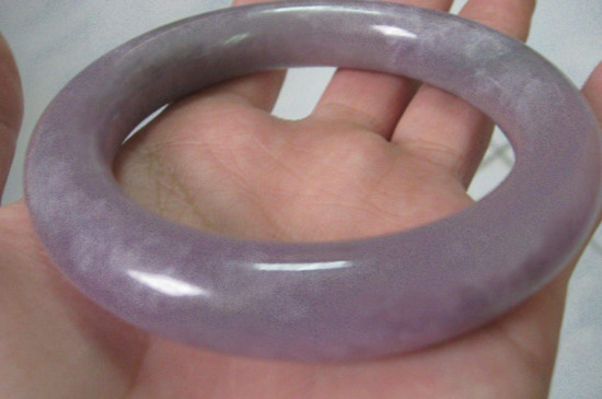 佘太玉紫罗兰手镯属于什么材质的