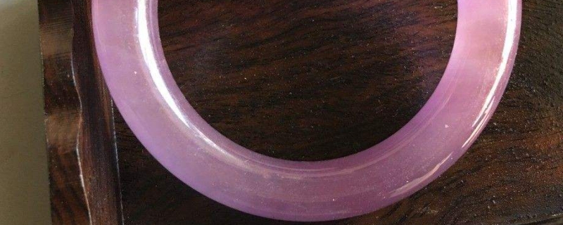 佘太玉紫罗兰手镯属于什么材质的