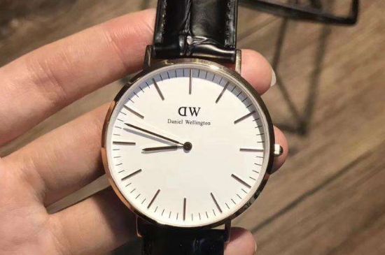 Dw手表如何调时间