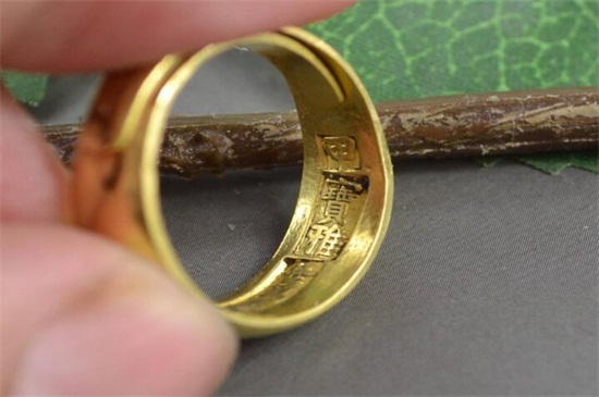 女性结婚戒指戴在哪只手