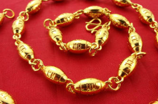黄金项链可以和玉串在一起戴吗