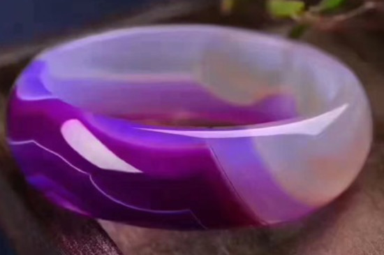 玛瑙紫玉髓手镯是天然的吗