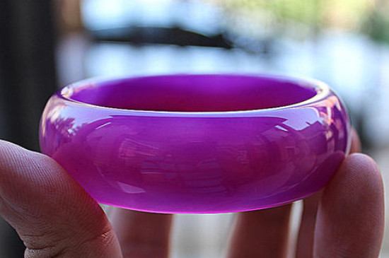 玛瑙紫玉髓手镯是天然的吗
