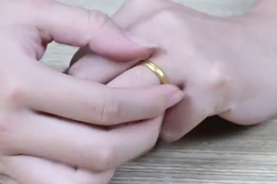 男人左手无名指戴戒指是结婚了的吗(男人左手无名指戴戒指一定是结婚了吗)