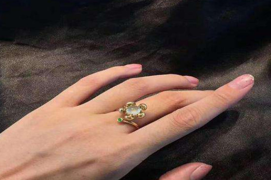 已婚女人戒指戴中指代表什么
