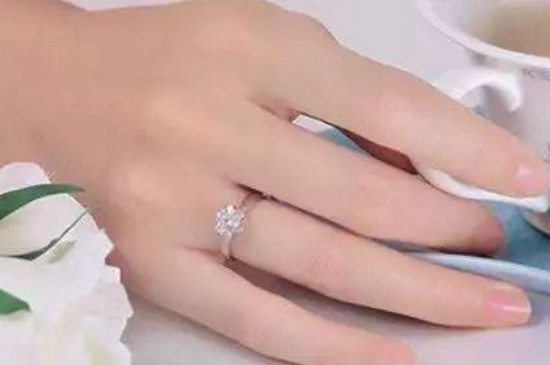 女的婚后戒指戴哪个手指(结婚后男人戒指戴哪个手指)