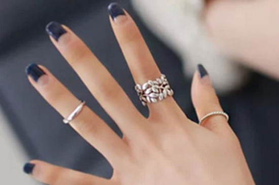 女人大拇指戴戒指的含义