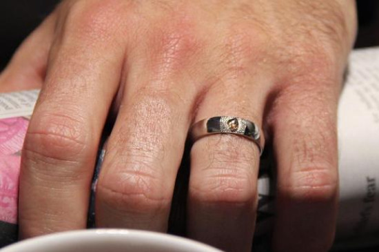 男士把戒指戴在无名指上时,戴在左手无名指上代表结婚,表示佩戴者步入
