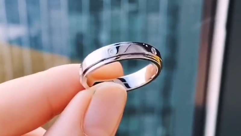 已婚戒指应该戴在哪个手指男
