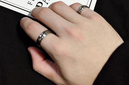 男生手指戴戒指示意图，戒指的戴法和含义有哪些