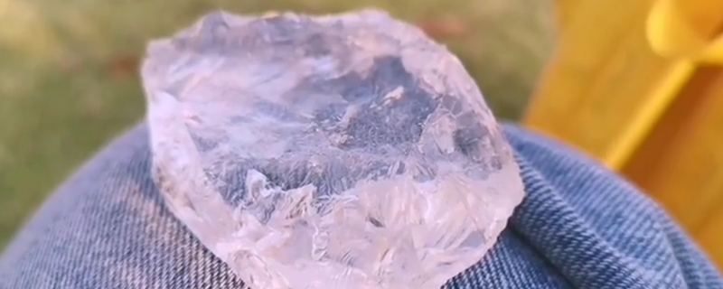 水晶有辐射,水晶属于稀有矿物,是宝石的一种,它的主要化学成分是