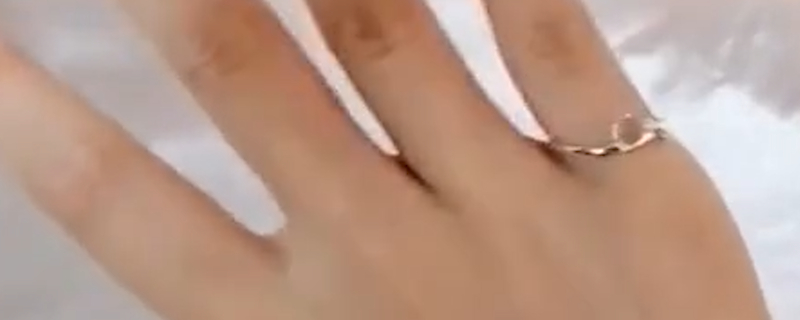 女生右手小指戴戒指什么意思
