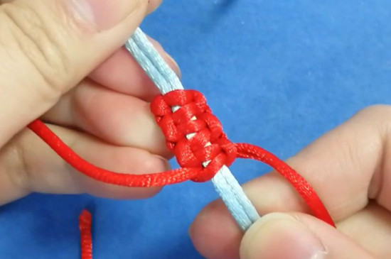 一根红绳项链编法图片