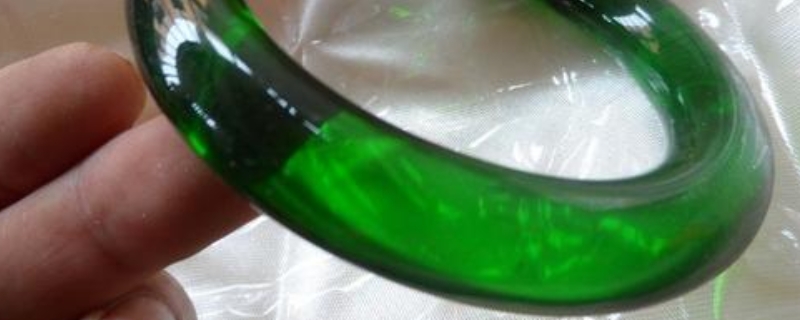 浅绿色的翡翠手镯容易变种吗
