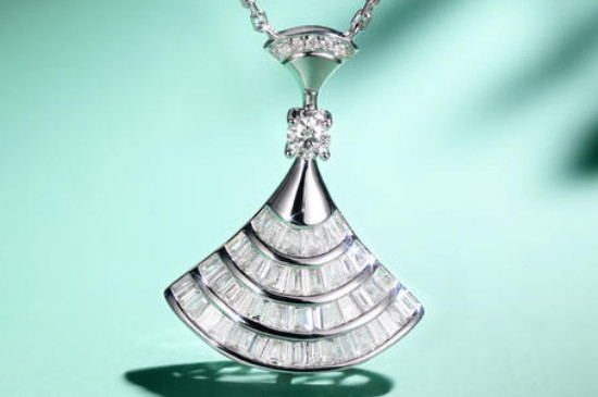小裙子钻石项链的寓意和象征