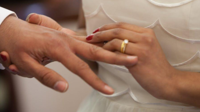 结婚戒指女孩戴哪只手(结婚戒指女生戴哪个手指?)