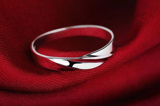十个手指戴戒指的意义分别是什么男生，无名指表示婚姻