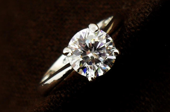 四爪钻石戒指的寓意和象征