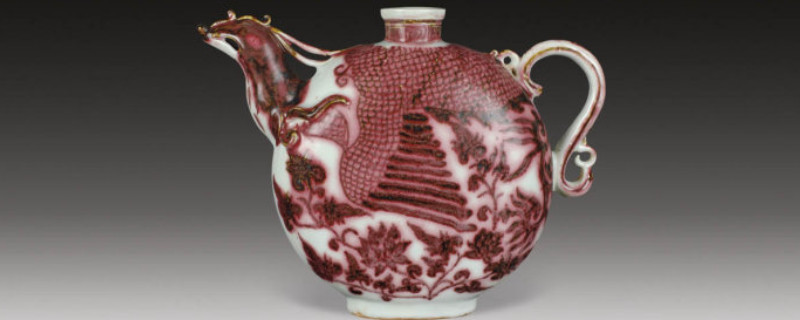 元代釉里红瓷器最明显的特征