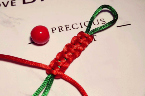 玉吊坠绳子可以绑平结,平结的绑法比较简单,先将绳子交叉,再将绳子