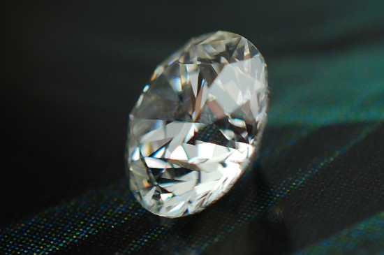 钻石是天然材料吗