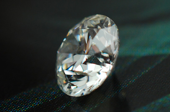 钻戒上的钻石怎么辨别真假