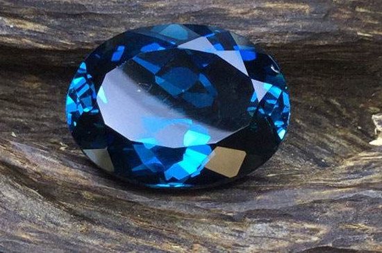蓝色托帕石是天然宝石吗
