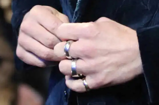 男人手指戴戒指的含义图