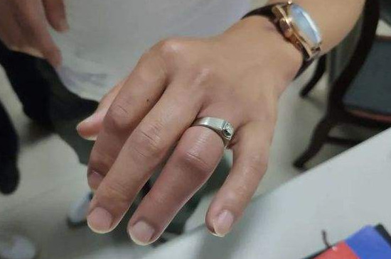 男人手指戴戒指的含义图