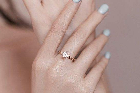 女性选择在无名指的位置佩戴戒指,若是选择在左手的无名指上代表着