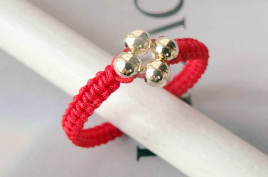 红绳编织戒指,首先准备一根红绳,如果所需要佩戴的饰物是转运珠的话