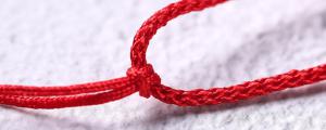 红绳项链吊坠怎么打结