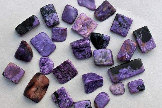 紫色硅碱钙石是玉,紫色硅碱钙石是一种单斜晶系的钾,钙,钠的含水硅酸