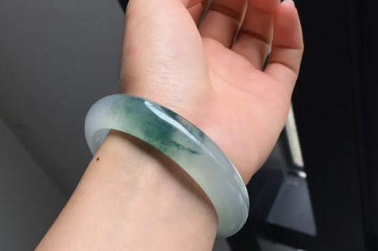 玉髓手镯和翡翠手镯的区别