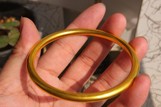 黄金手镯怎么缠保护膜