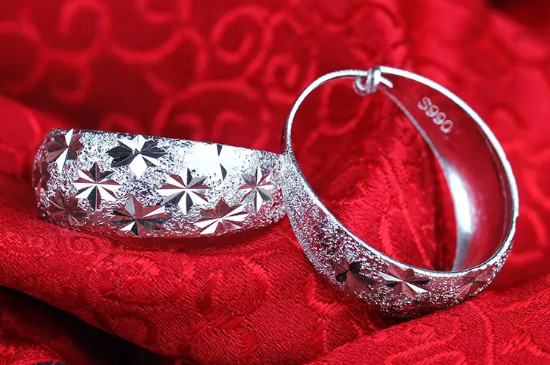 999足银可以戴着洗澡吗