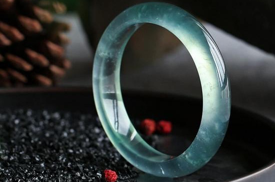 密度3.33折射率1.66的是翡翠吗