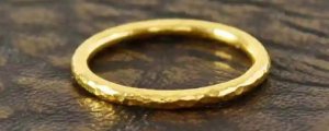 黄金素圈戒指是实心吗