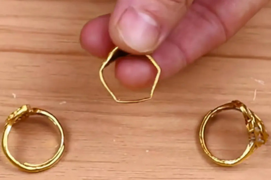 黄金素圈戒指是实心吗