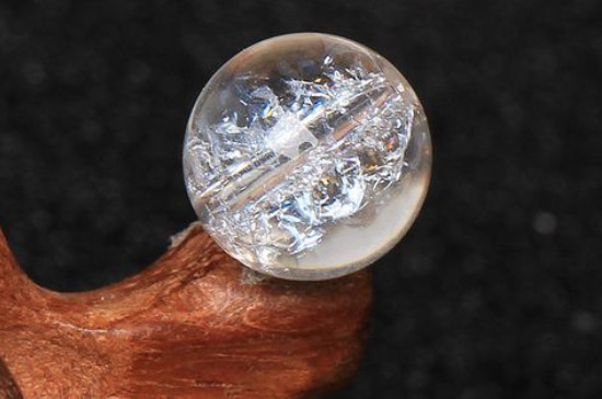 喜马拉雅水晶与普通白水晶的区别
