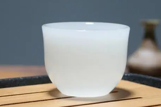 瓷白玉是和田玉碧玉