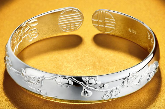 银手镯变黑用什么清洗可以干净