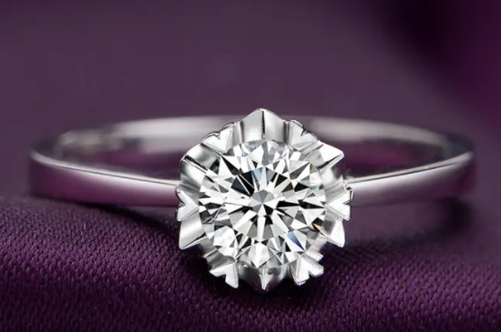 如何挑选钻石戒指
