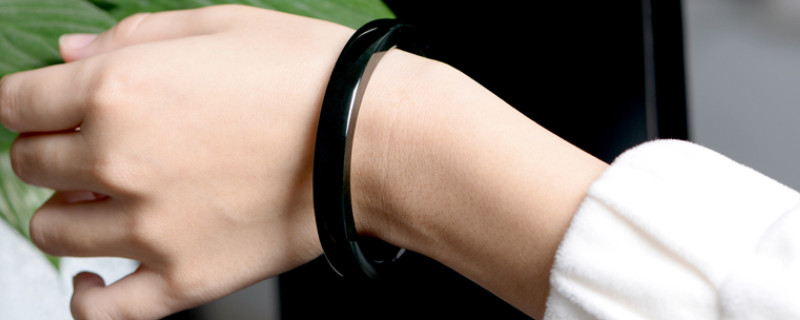 黑色的玉镯是什么玉