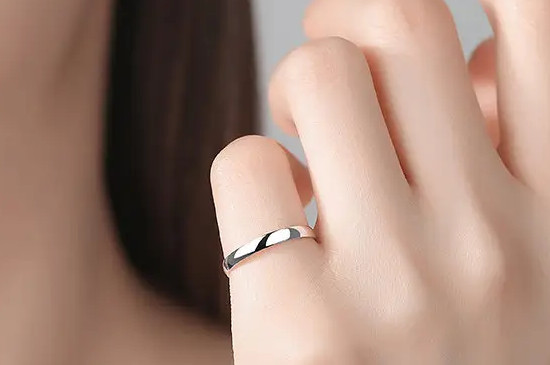 未婚单身戒指戴法图片